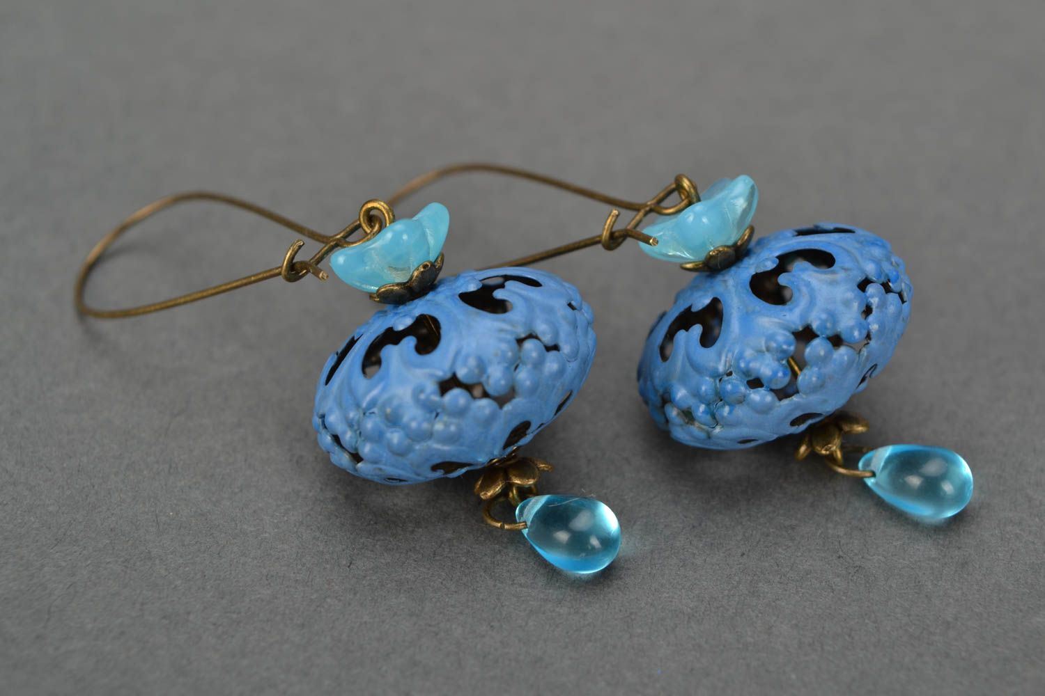 Boucles d'oreilles faites main pendantes bleues laiton perles fantaisie photo 4