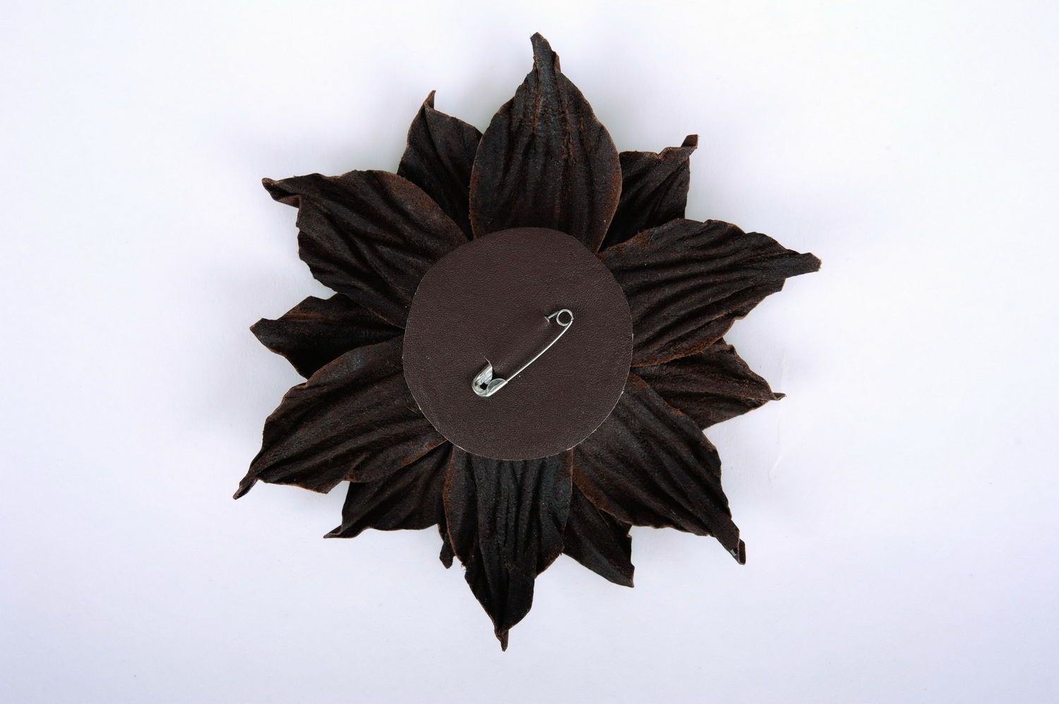 Broche grande fleur en cuir faite main photo 3