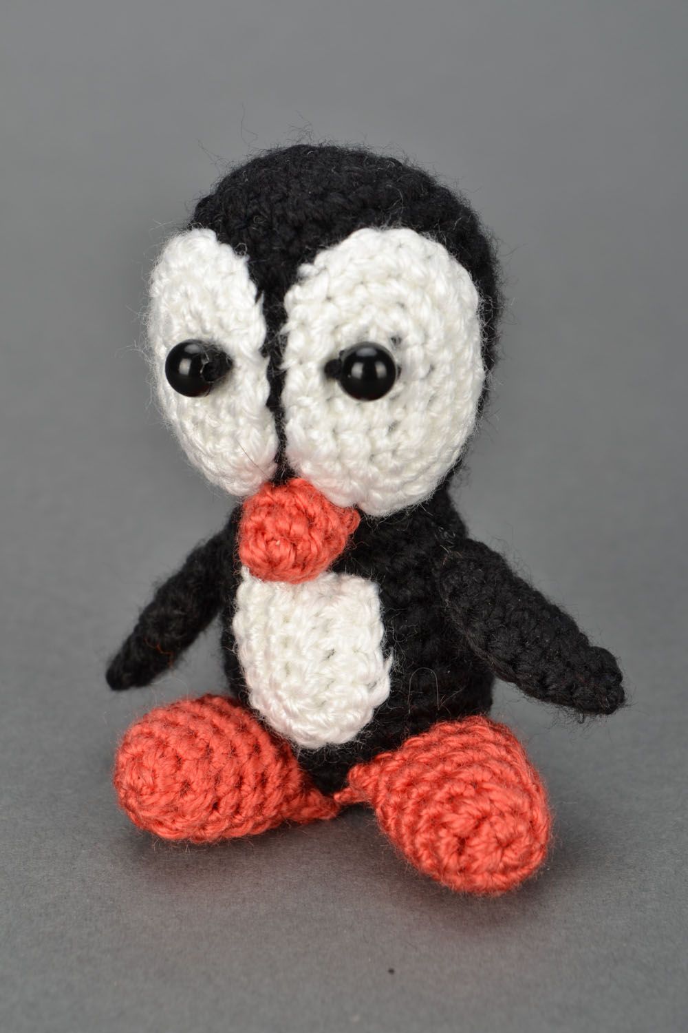 Brinquedo de malha feito à mão Pinguim  foto 1