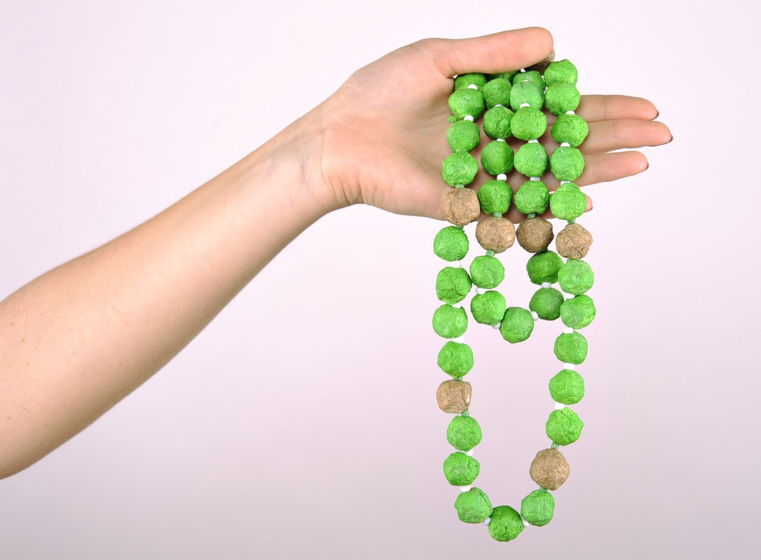 Collier en perles de papier vertes fait main  photo 5