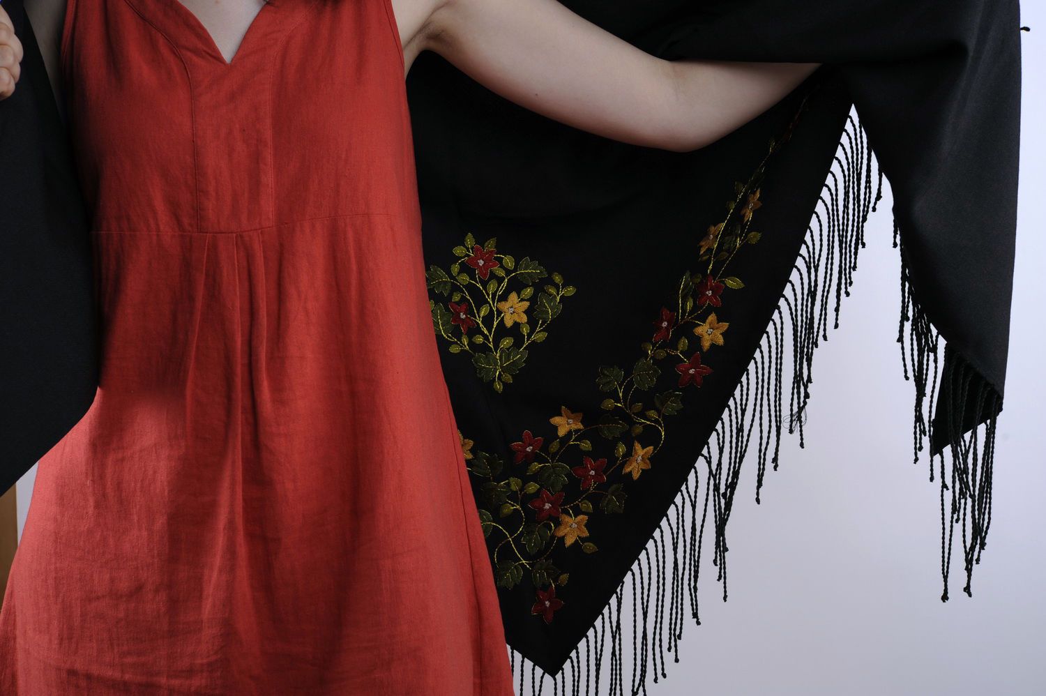 Большой шерстяной платок с вышивкой фото 2