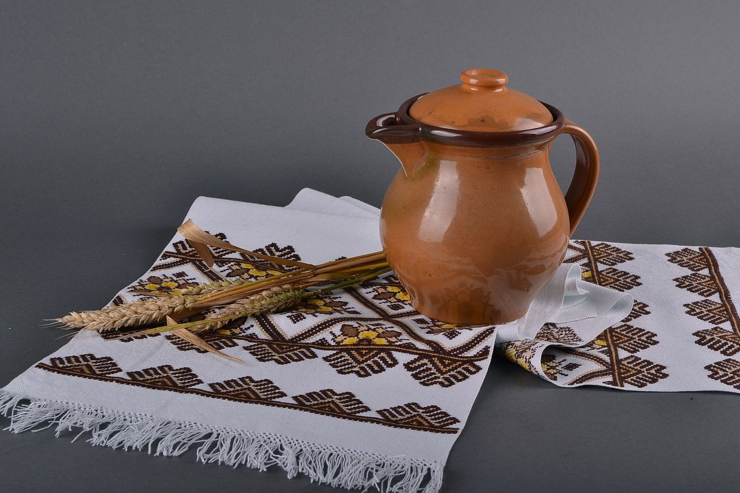 Serviette ethnique traditionnelle blanche et brune photo 1