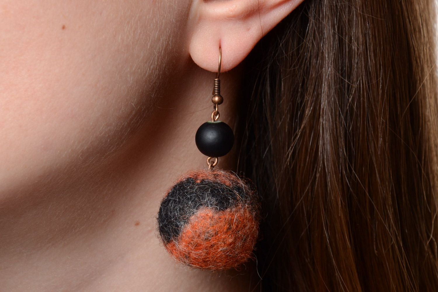 Dunkle schöne künstlerische Designer handmade Ohrringe aus Wolle für Frauen toll foto 1