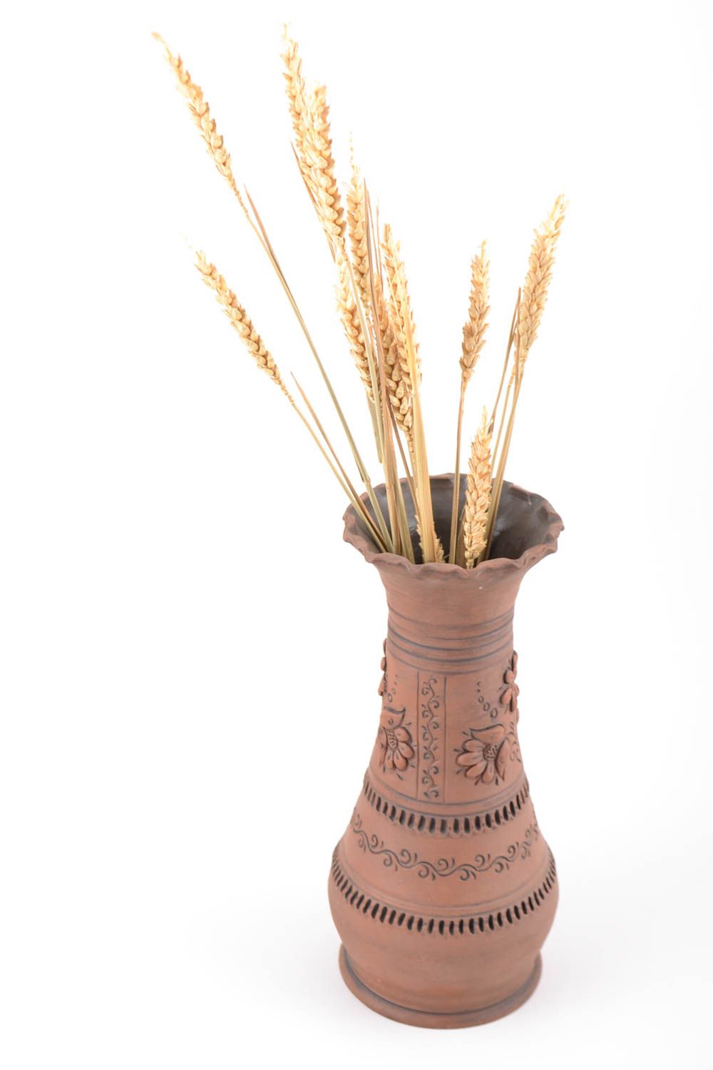 Настольная ваза глиняная с лепным декором коричневая невысокая ручной работы фото 1