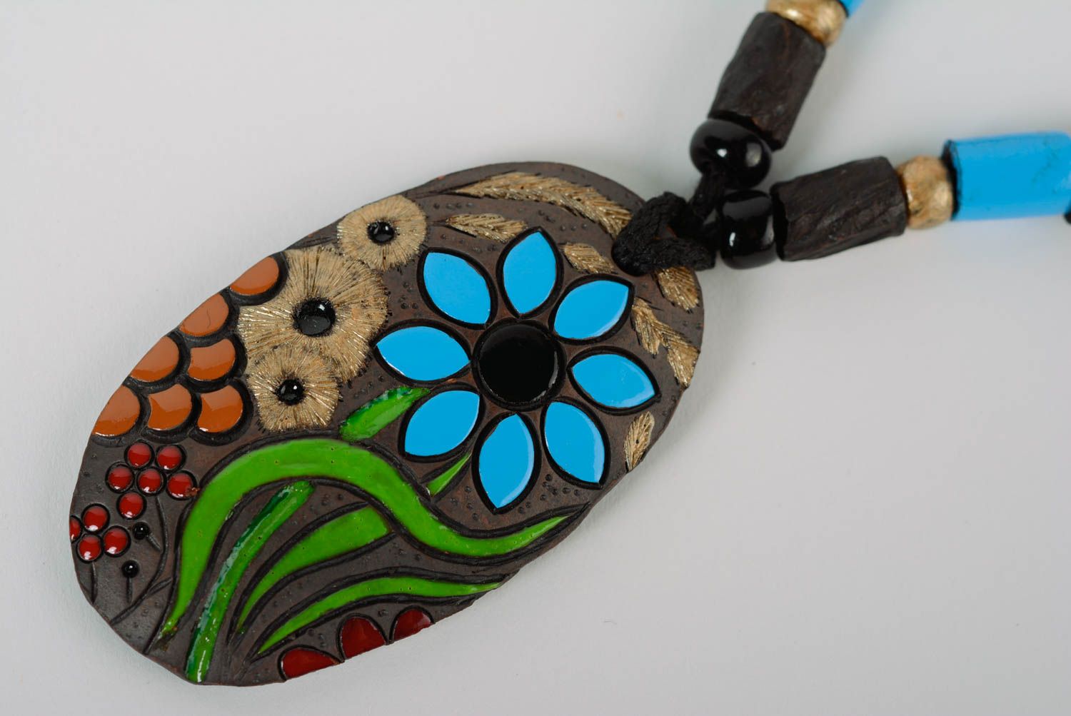 Grand pendentif en céramique multicolore original fait main aux motifs floraux photo 2