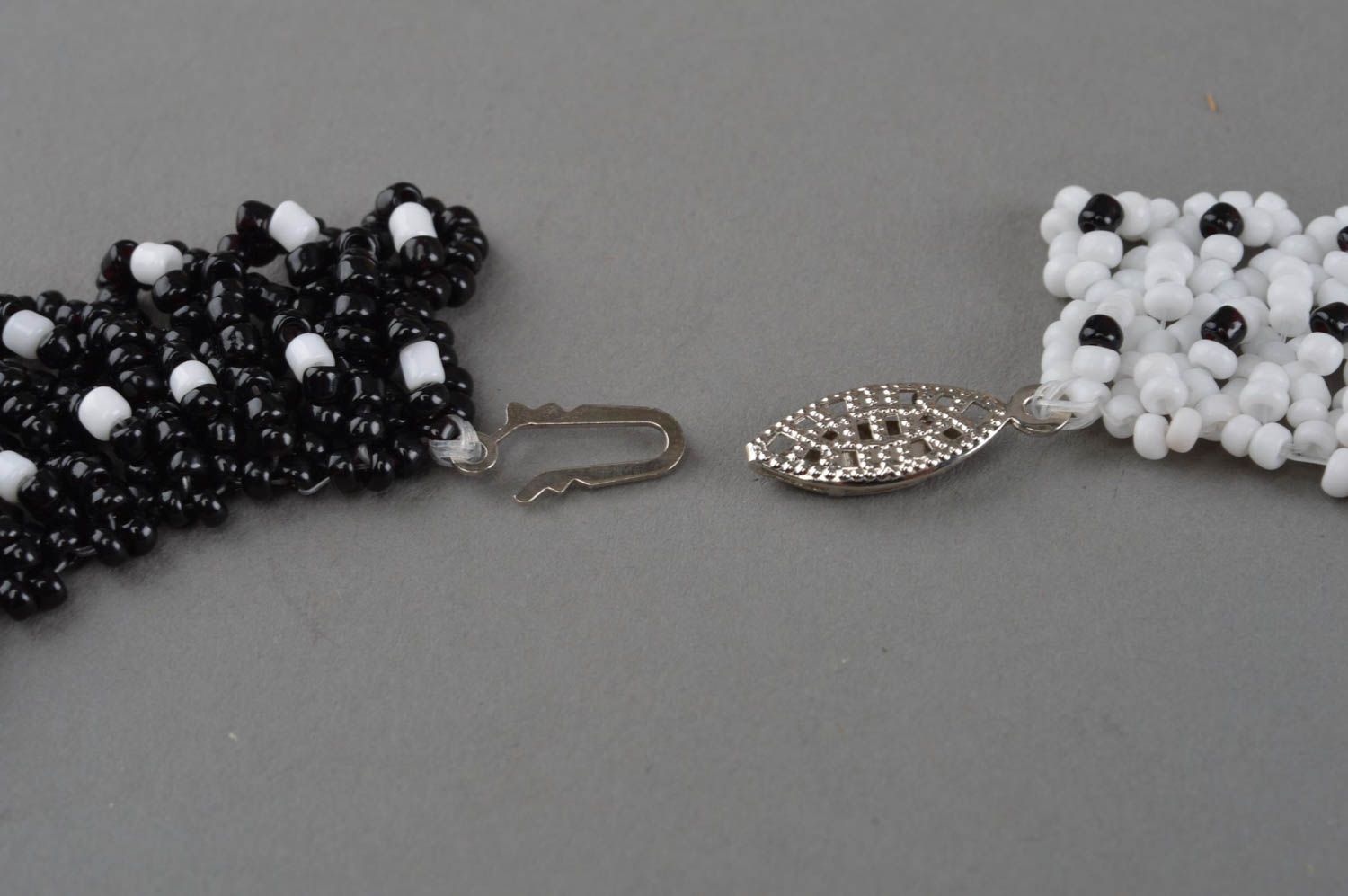 Collier en perles de rocaille et perles fantaisie fait main blanc-noir large photo 4