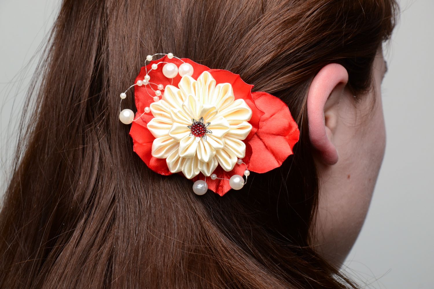 Pince à cheveux bec fleur rouge rubans en satin kanzashi fait main pour fillette photo 4