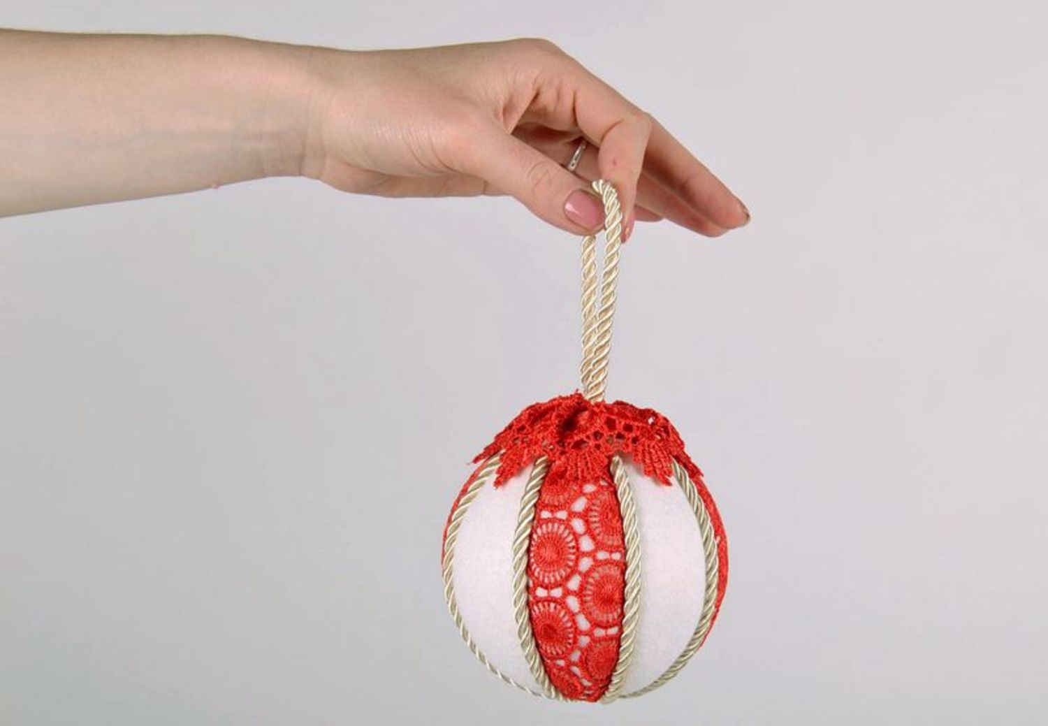 Jouet de Noël en forme de boule en tissu blanc et rouge photo 5