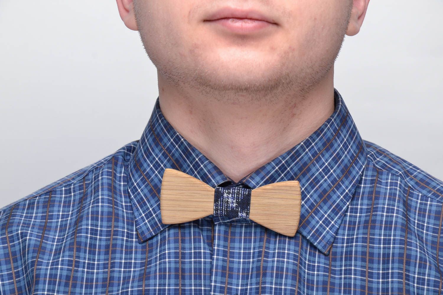 Деревянный галстук-бабочка с текстильным ремешком фото 2