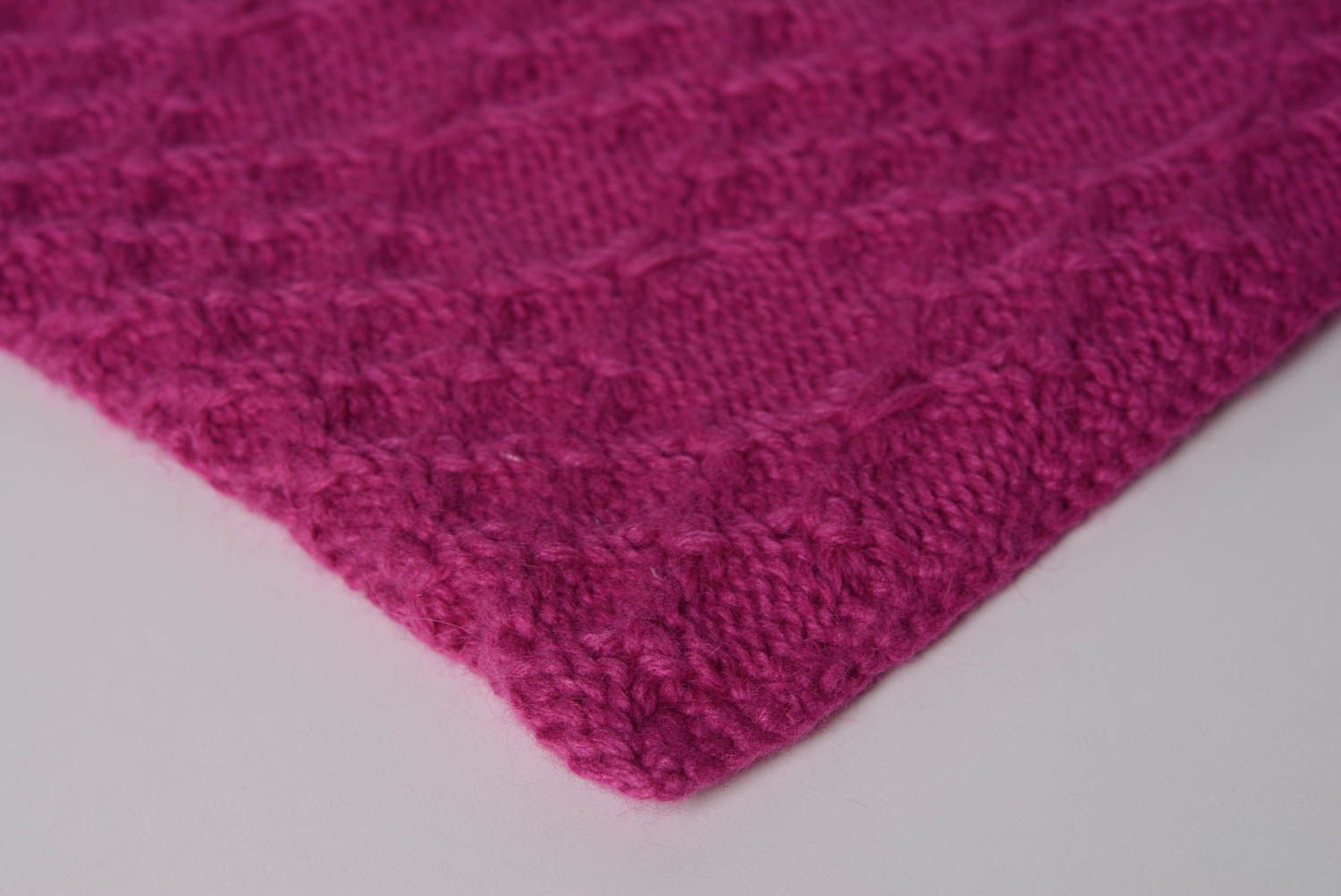 Petite housse de coussin tricotée en laine aux aiguilles faite main fuchsia photo 4