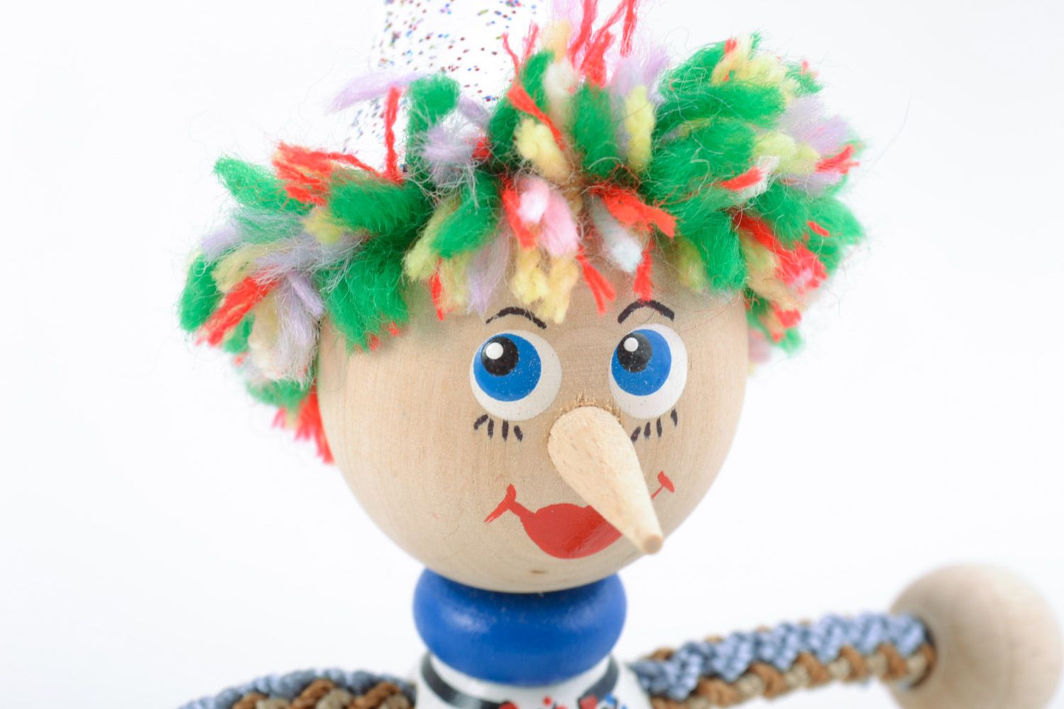 Künstlerisches Öko Spielzeug aus Holz in Form vom Clown mit Bemalung originell foto 3