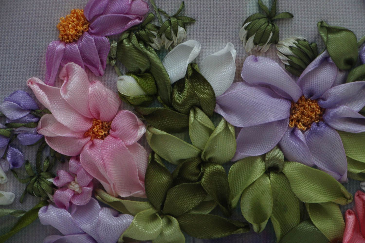 Tableau brodé au ruban fleurs dahlias  photo 2