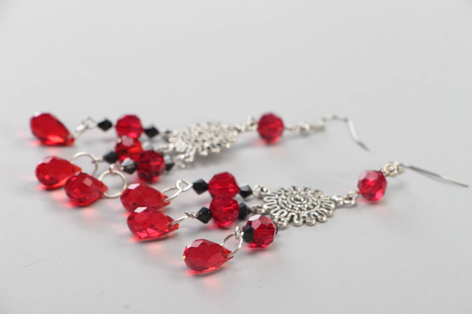 Boucles d'oreilles en perles de cristal rouges et acier faites main volumineuses photo 3