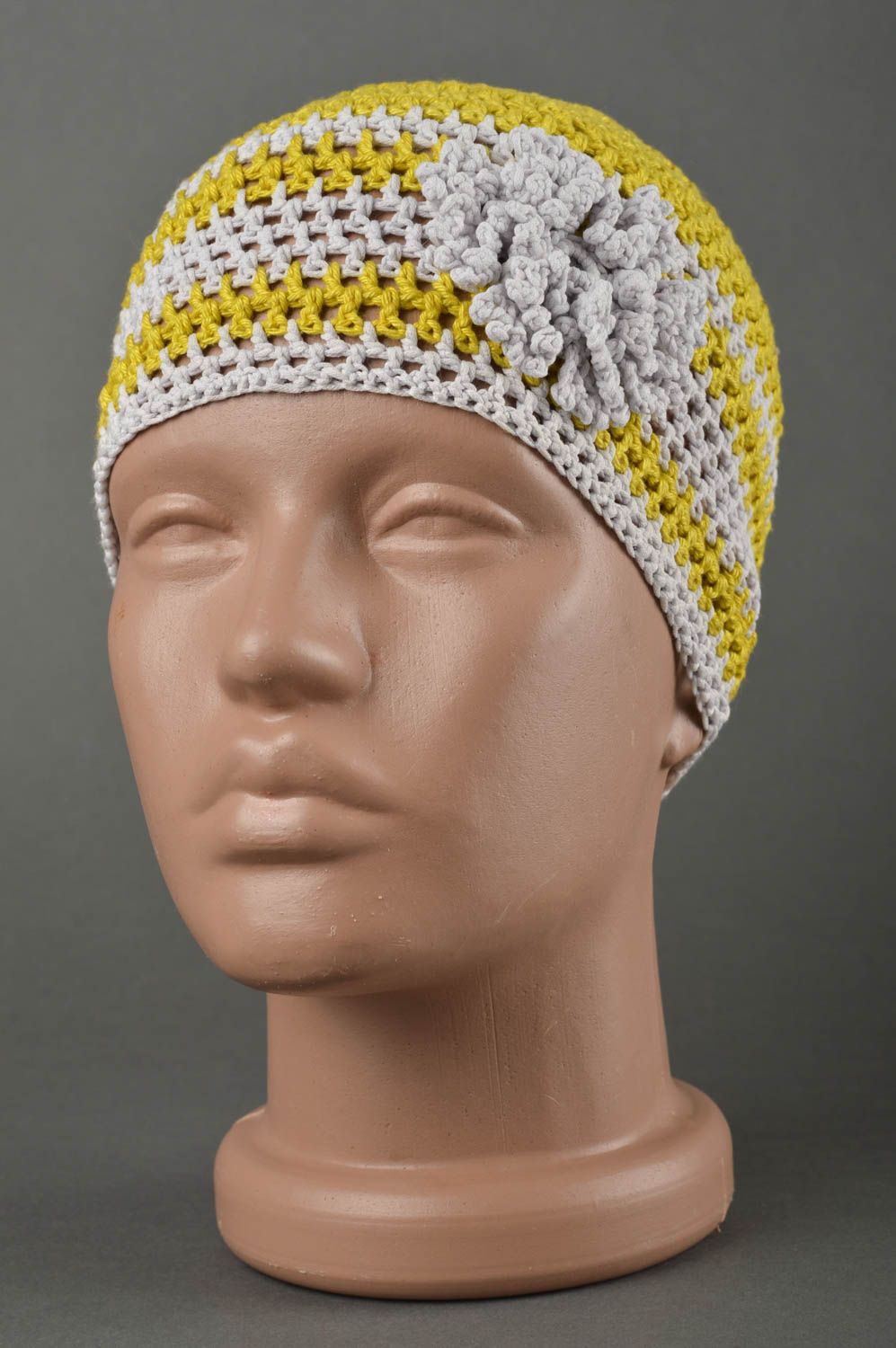 Вязаная шапка для детей хэндмэйд шапочка на девочку весенняя шапка желто-белая фото 1