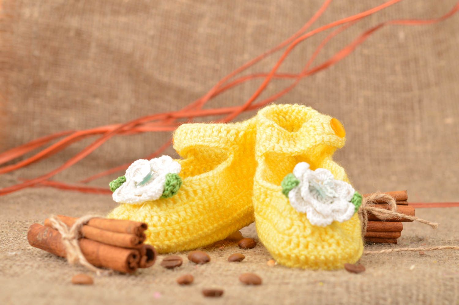 Chaussons de bébé tricotés en coton faits main originaux jaunes pour fille photo 1
