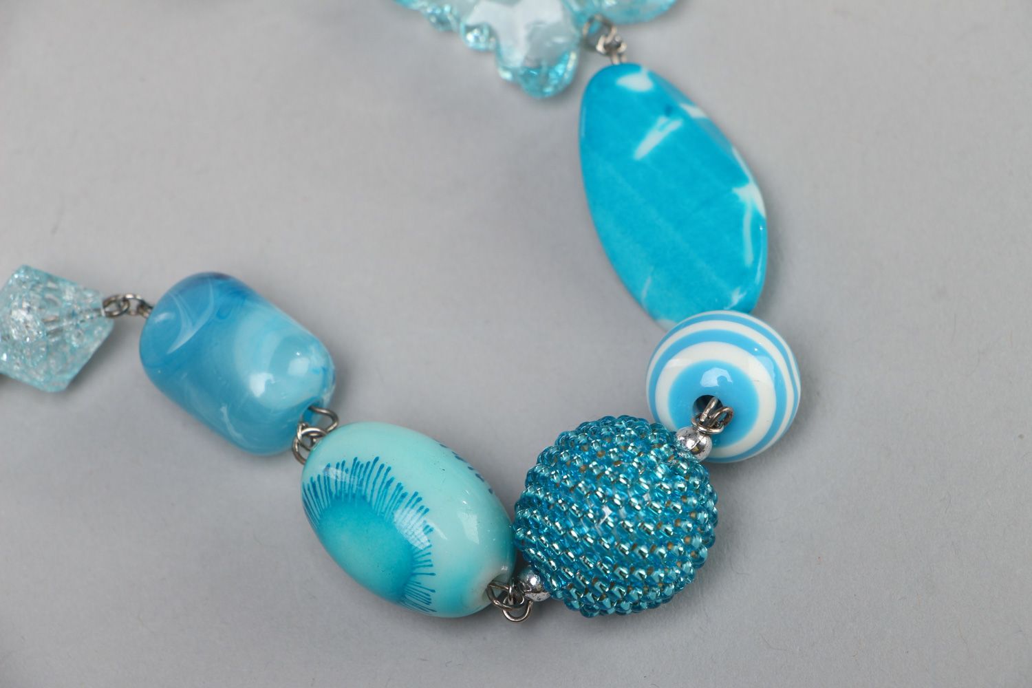 Handmade zartes langes türkisblaues Collier aus Perlen mit Glasperlen für Frauen foto 2