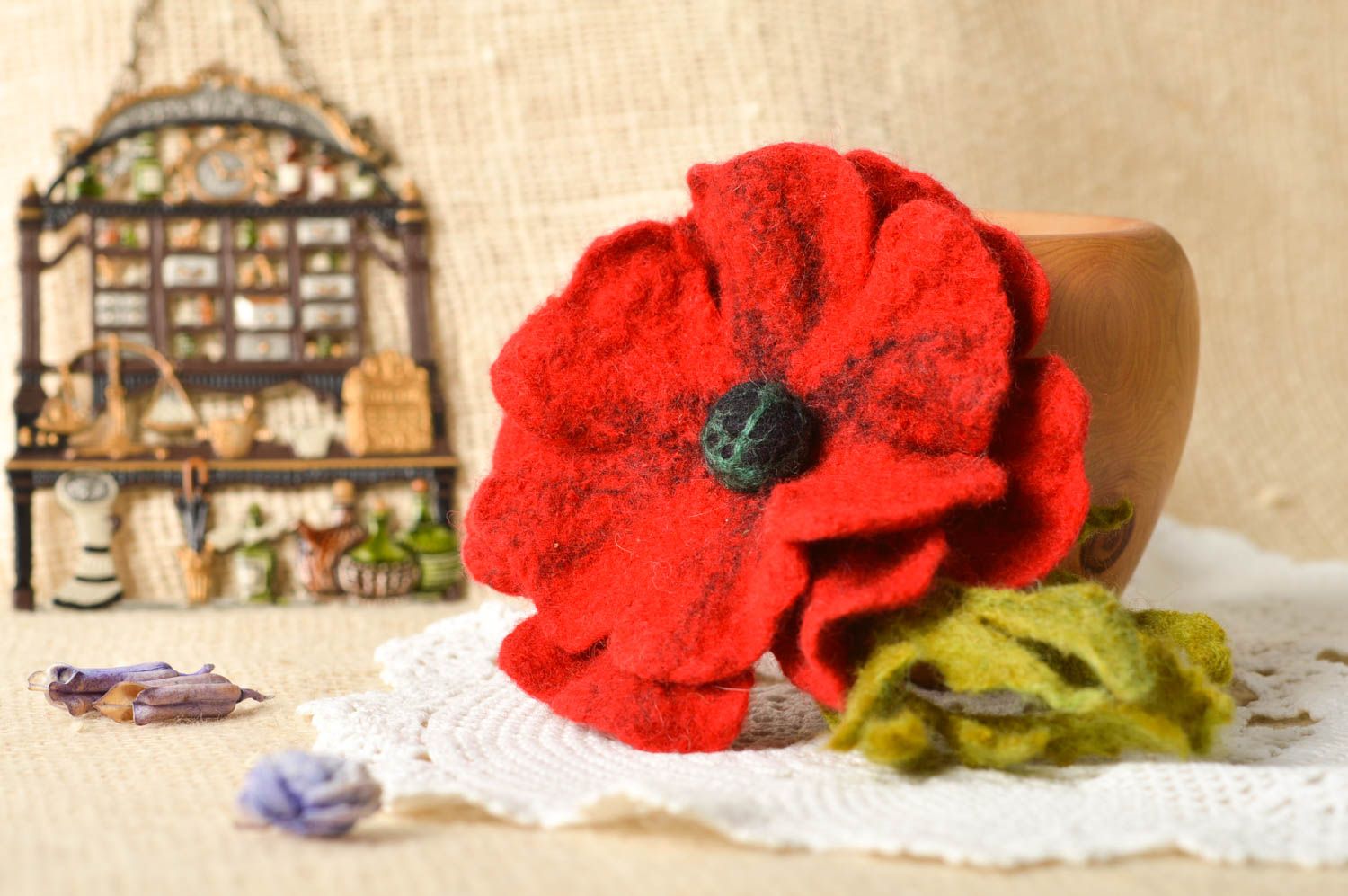 Spilla di lana fatta a mano a forma di un fiore accessorio originale in feltro foto 1