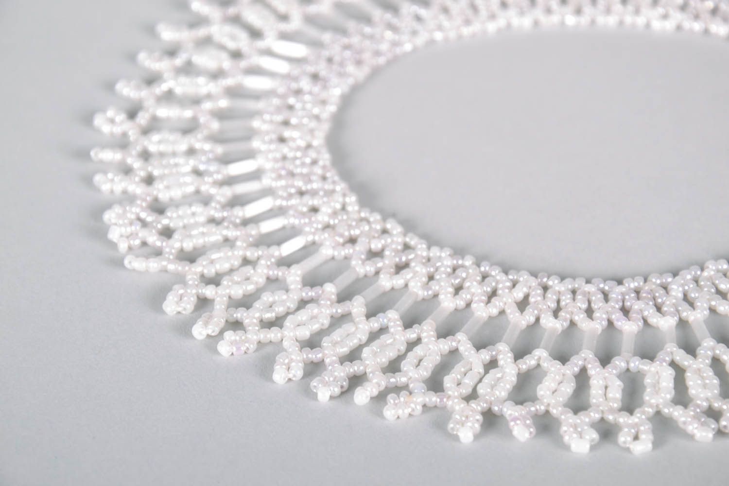 Weiße Halskette aus Perlen foto 4