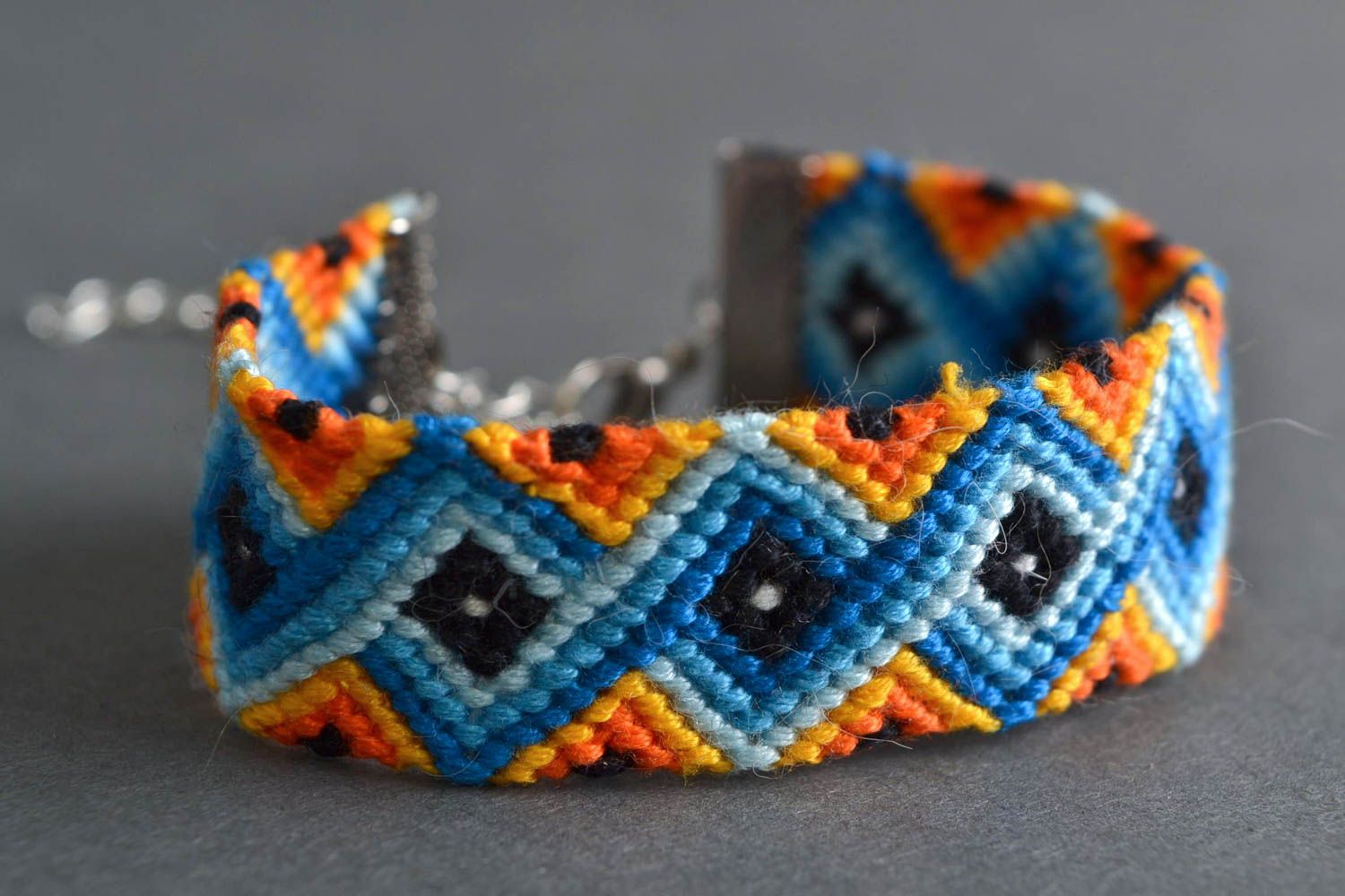 Bracelet en fils moulinés multicolore large à motif géométrique fait main femme photo 1