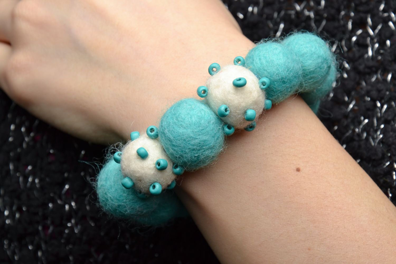 Bracelet fait main de perles en laine et plastique turquoises photo 2
