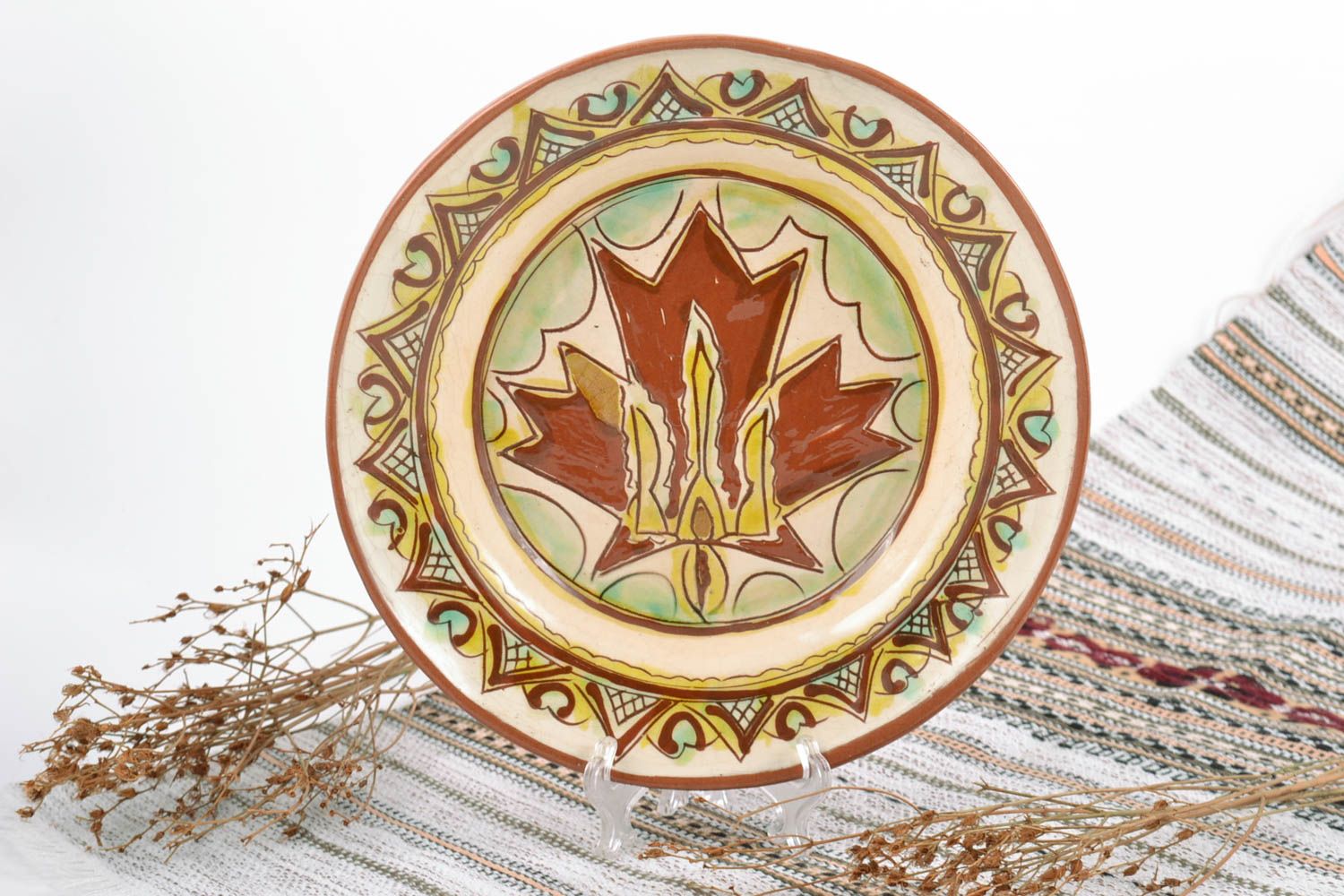 Красивая керамическая тарелка расписанная глазурью декоративная ручной работы фото 1