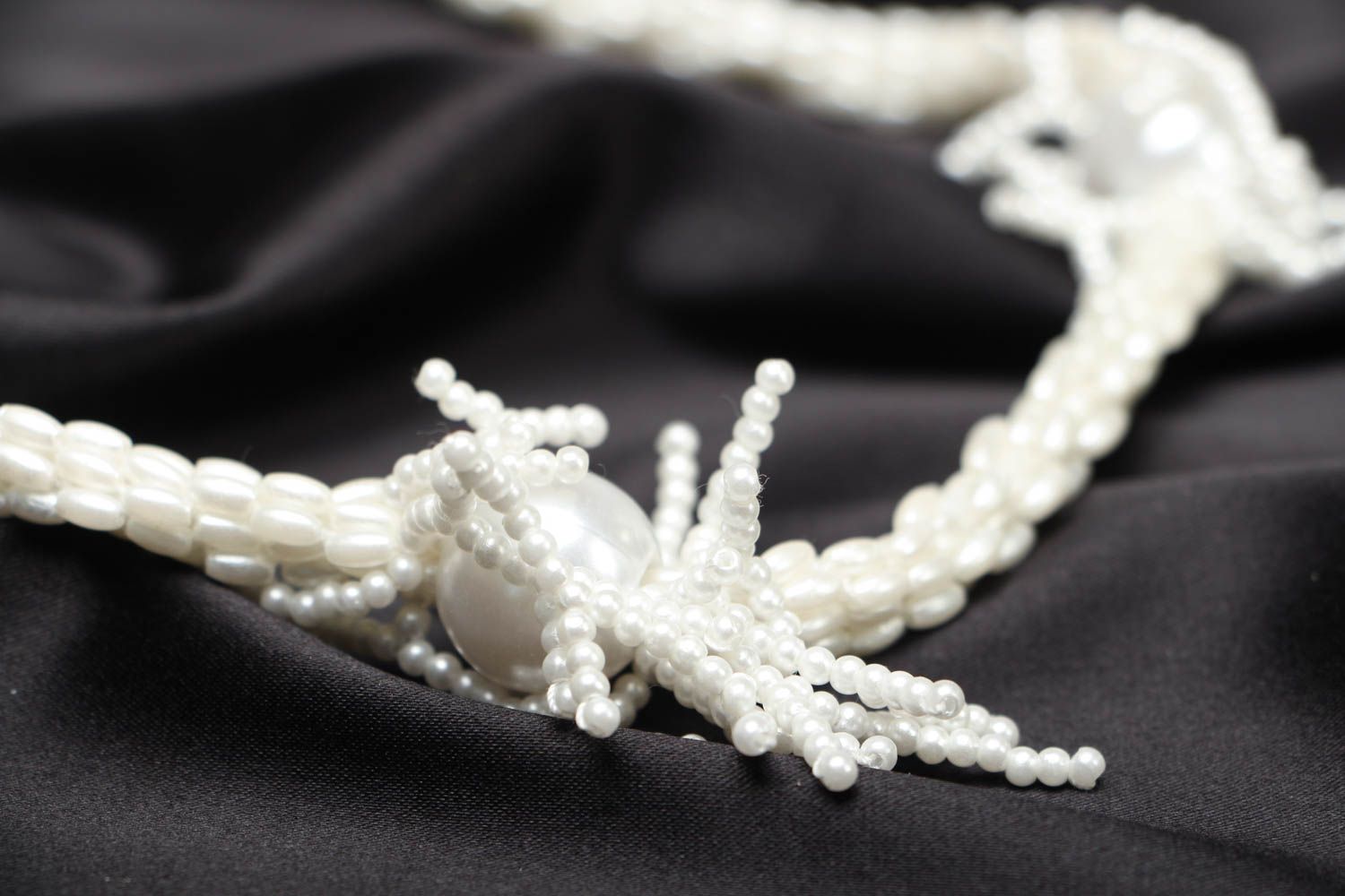 Плетеное ожерелье из ниток белое с бусинами фото 2