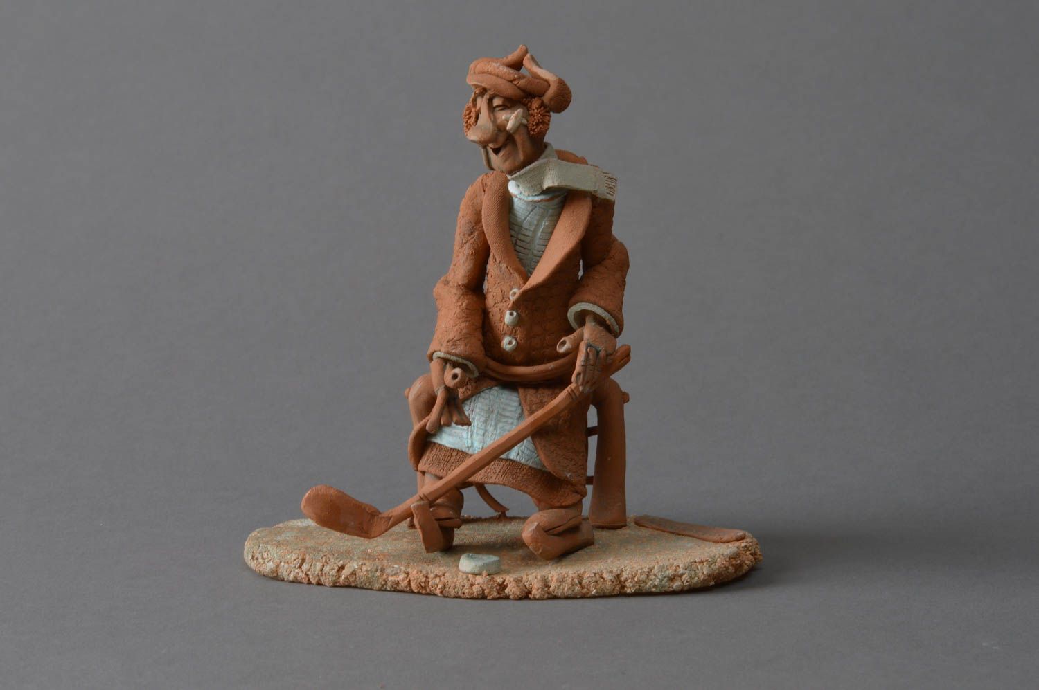 Ungewöhnliche handmade Statuette aus Ton Eishockeyspieler künstlerisch für Tisch Dekor foto 1