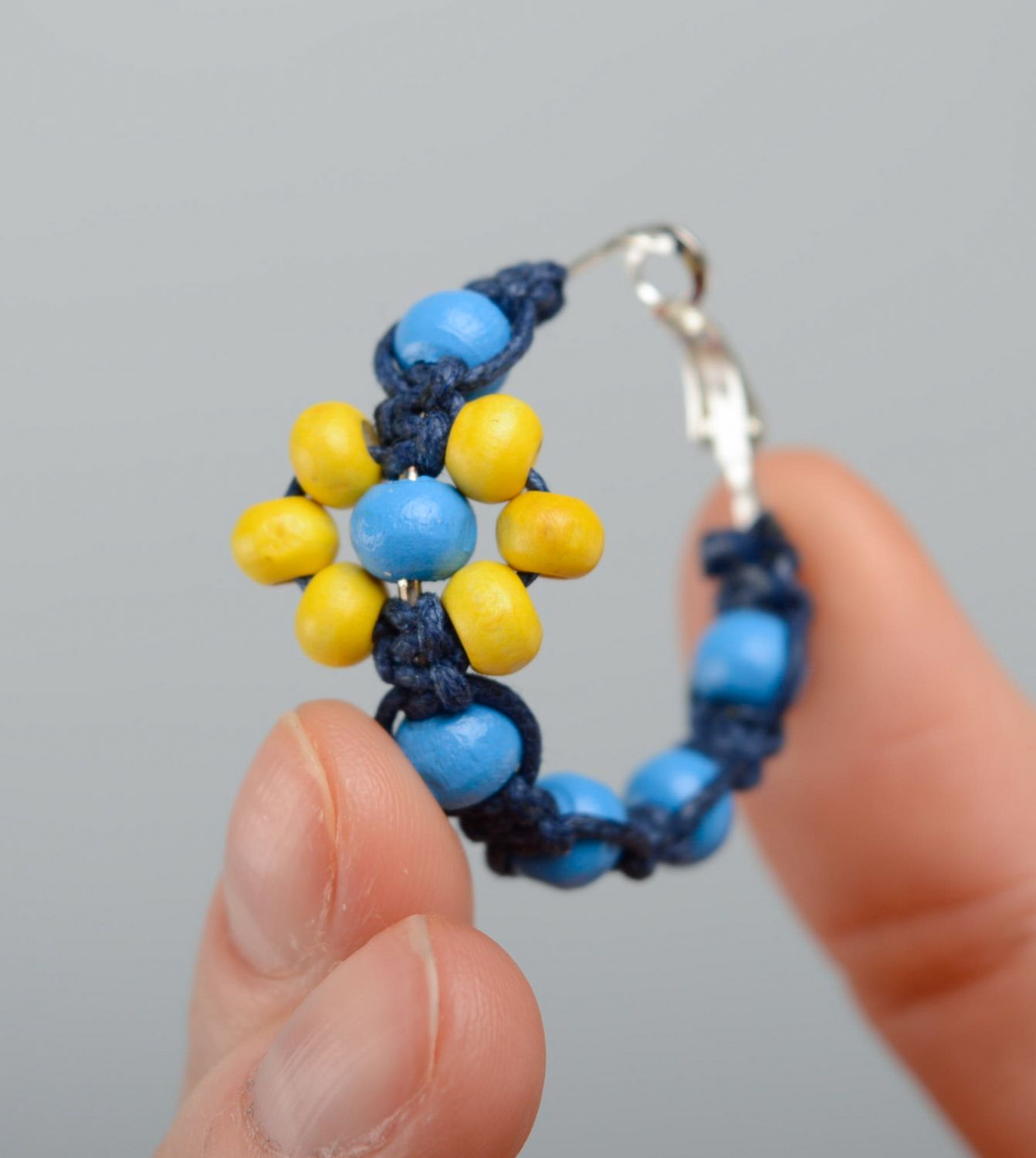 Boucles d'oreilles artisanales de lacets cirés et perles en bois bleu jaune photo 4