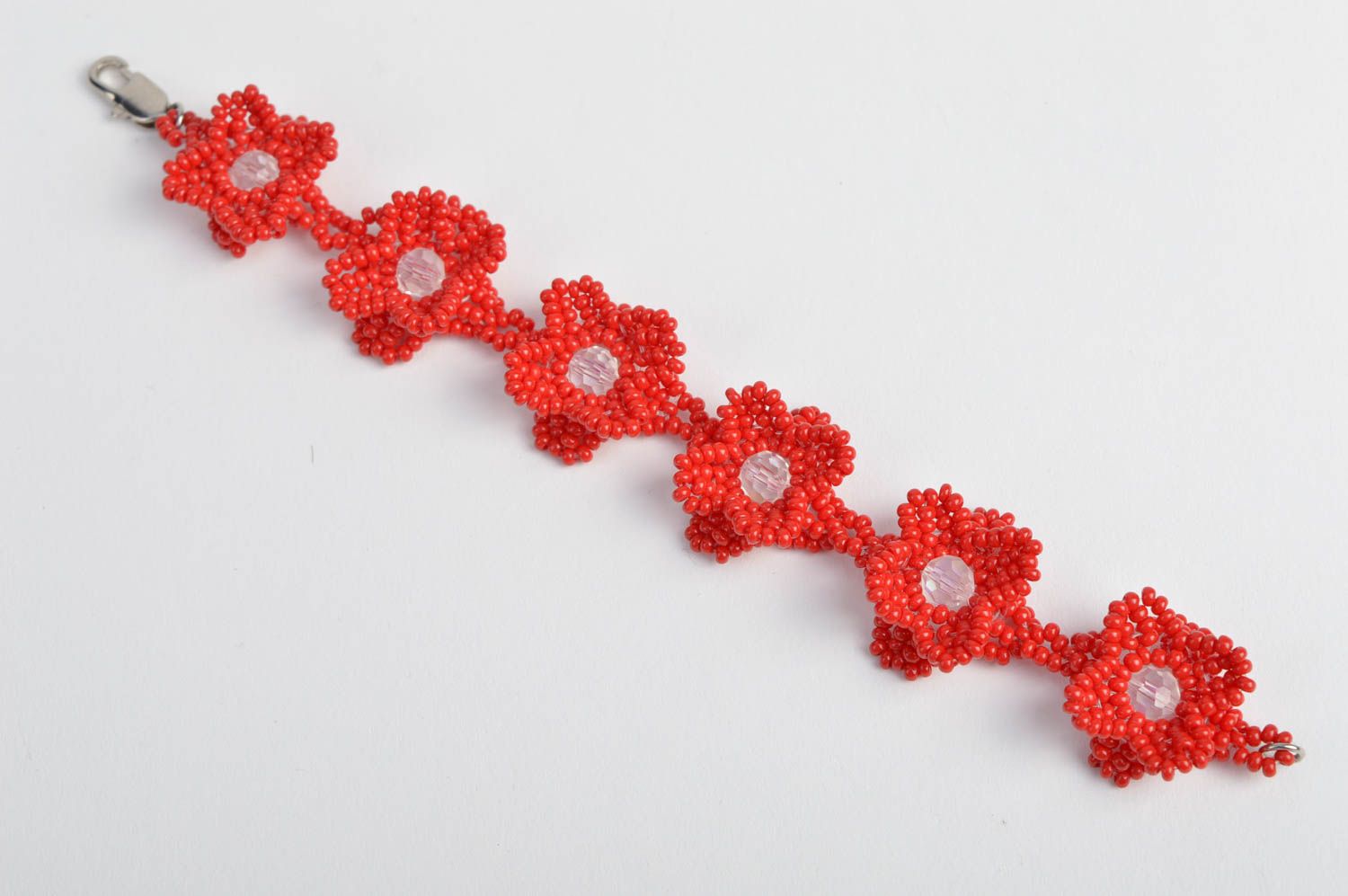 Красный браслет с бисером и бусинами плетеный аксессуар ручной работы с цветами фото 5