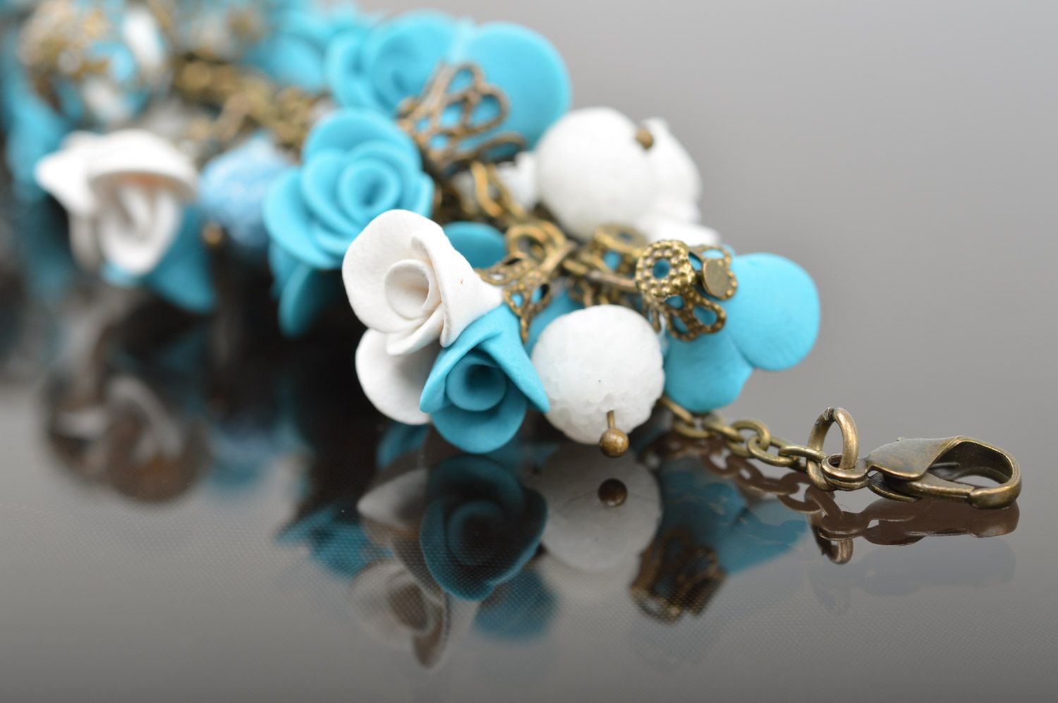 Handgemachtes Blumen Armband aus Polymerton in Weiß und Blau für Frauen foto 4