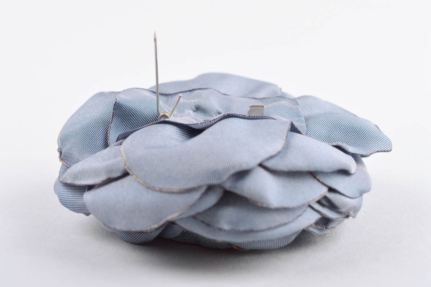 Broche textile Bijou fait main grande belle fleur grise Accessoire femme design photo 5