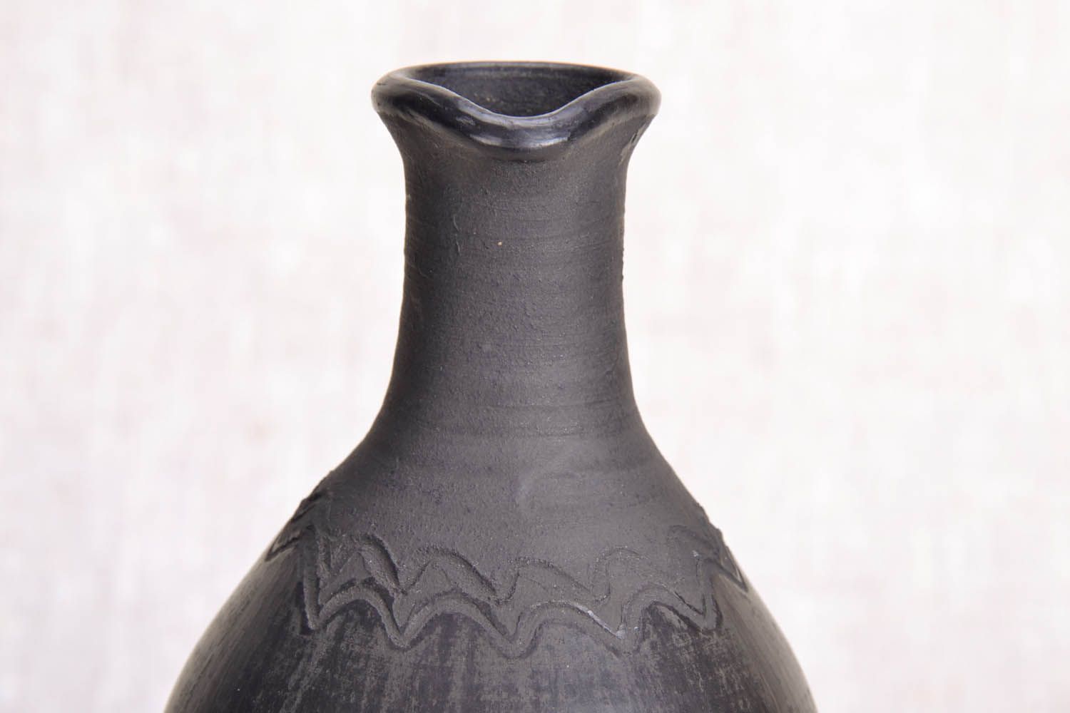 Jarro artesanal de cerâmica de fumaça preta foto 4