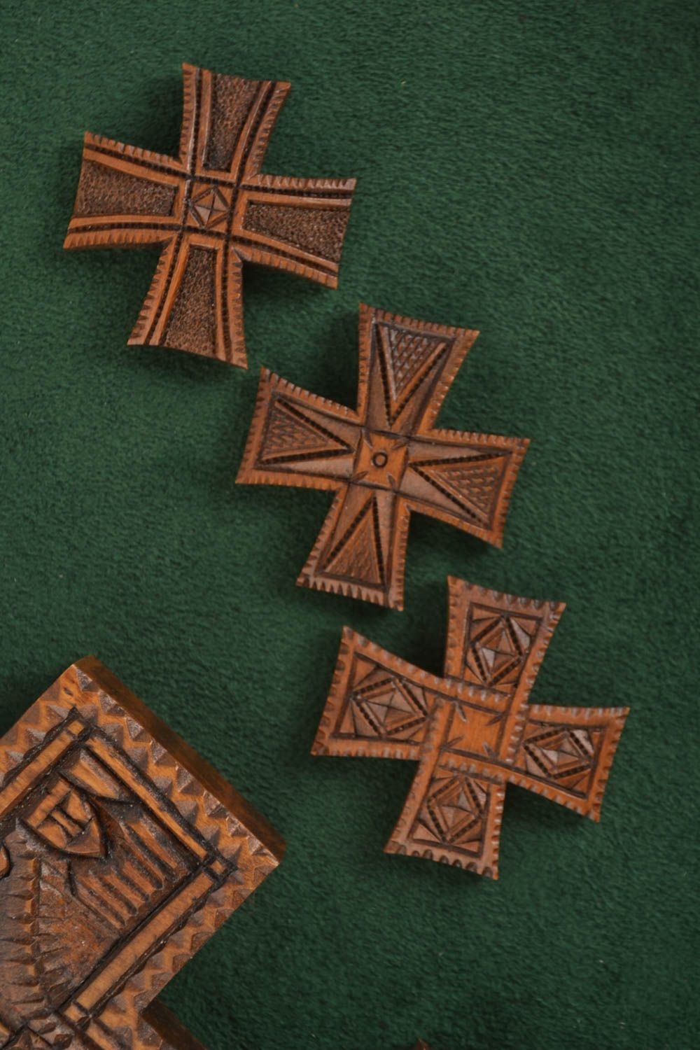 Croci di legno fatte a mano crocette intagliate originali in legno 3 pz foto 1