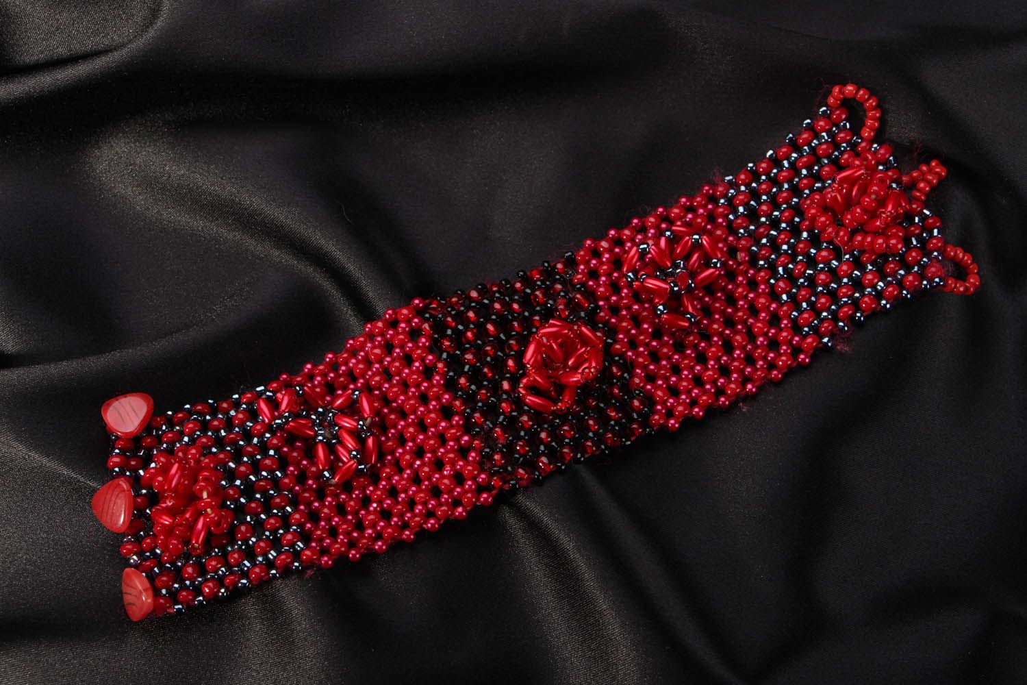 Beaded bracelet of red and black colors photo 1
