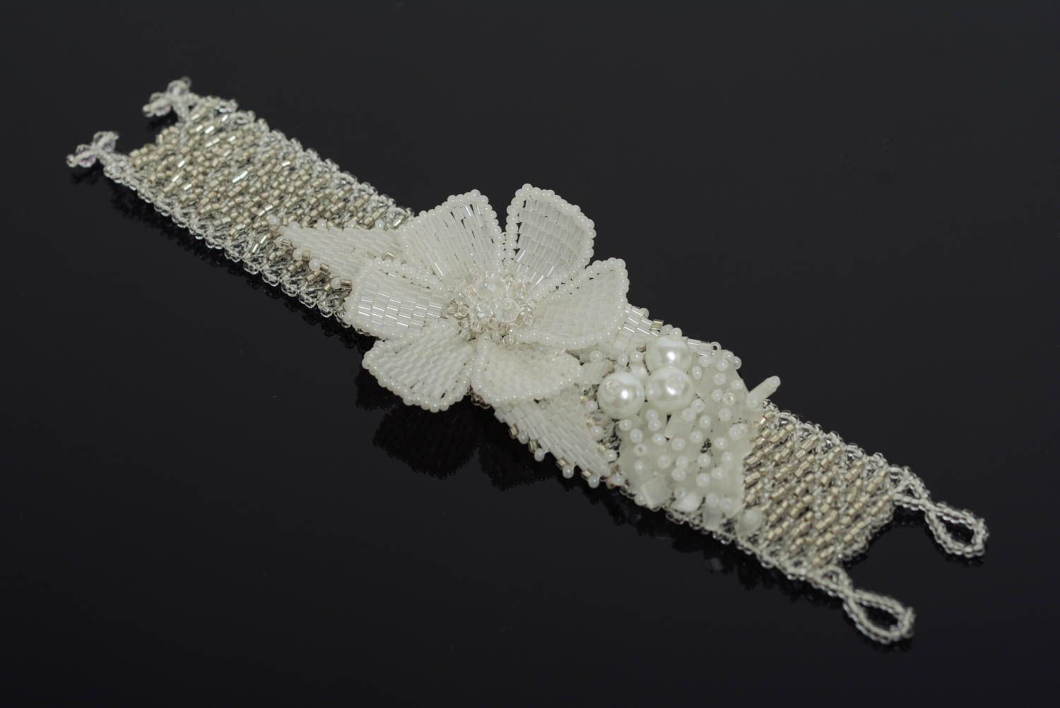 Белый браслет из бисера и бусин с цветком ручной работы плетеный нарядный для невесты фото 1
