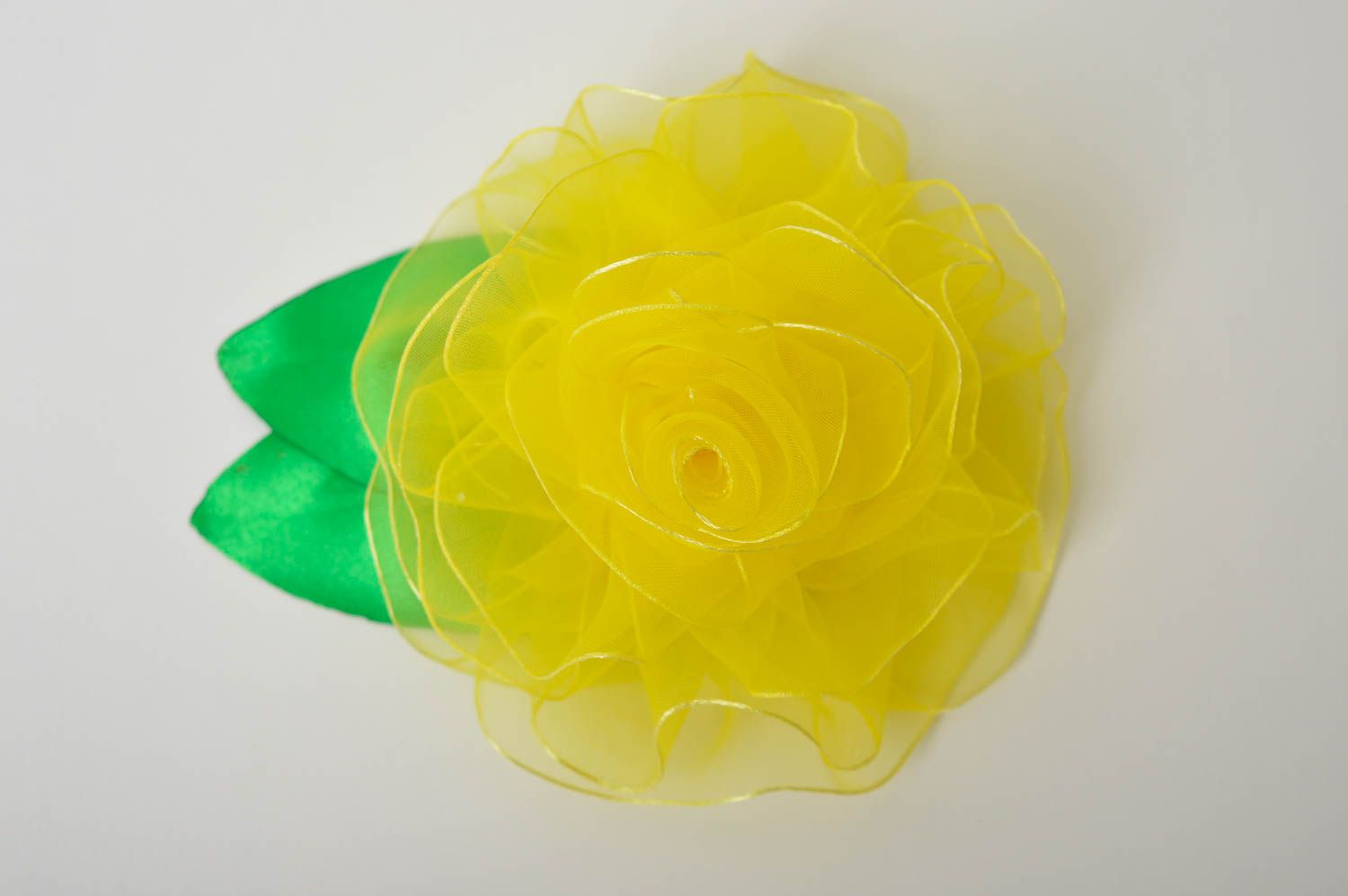 Брошь ручной работы брошь из атласа брошь в виде цветка яркая желтая с зеленым фото 4