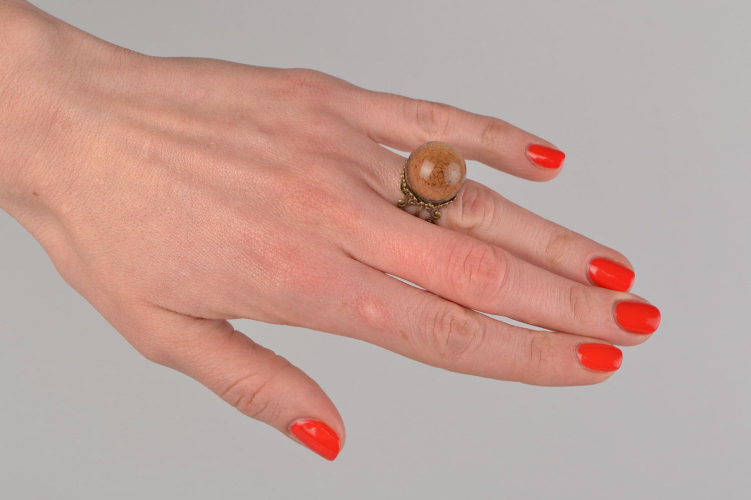 Кольцо с шишкой в эпоксидной смоле ручной работы ажурное нарядное для девушки фото 2