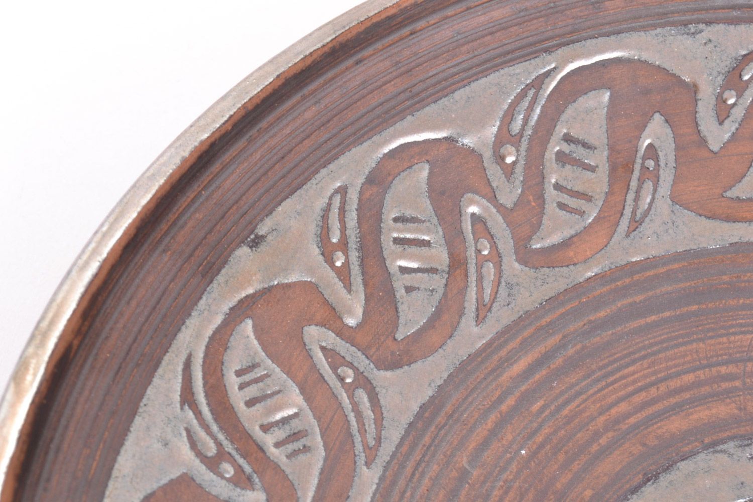 Handgemachter flacher Teller aus Keramik mit Glasurbemalung für schönes Servieren foto 3