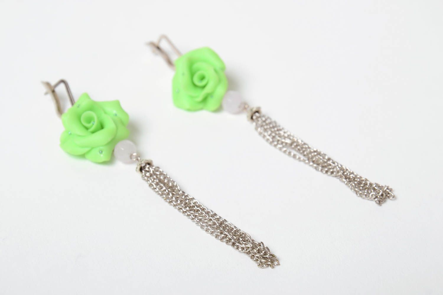 Boucles d'oreilles vert clair en pâte polymère faites main avec roses et quartz photo 5