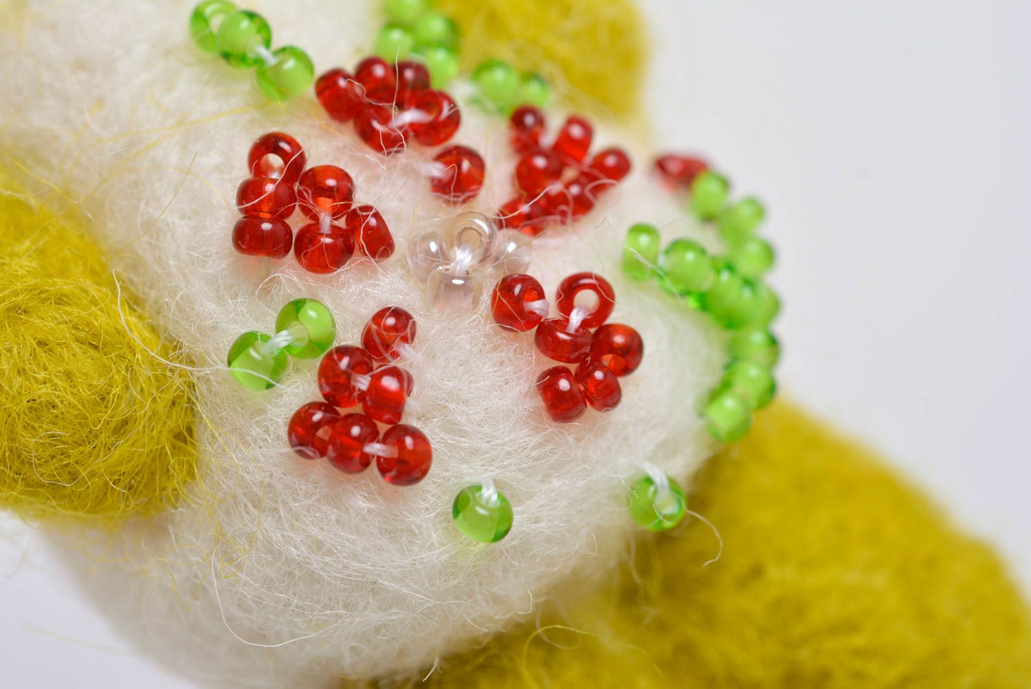 Broche en laine feutrée ours jaune avec perles de rocaille faite main originale photo 4