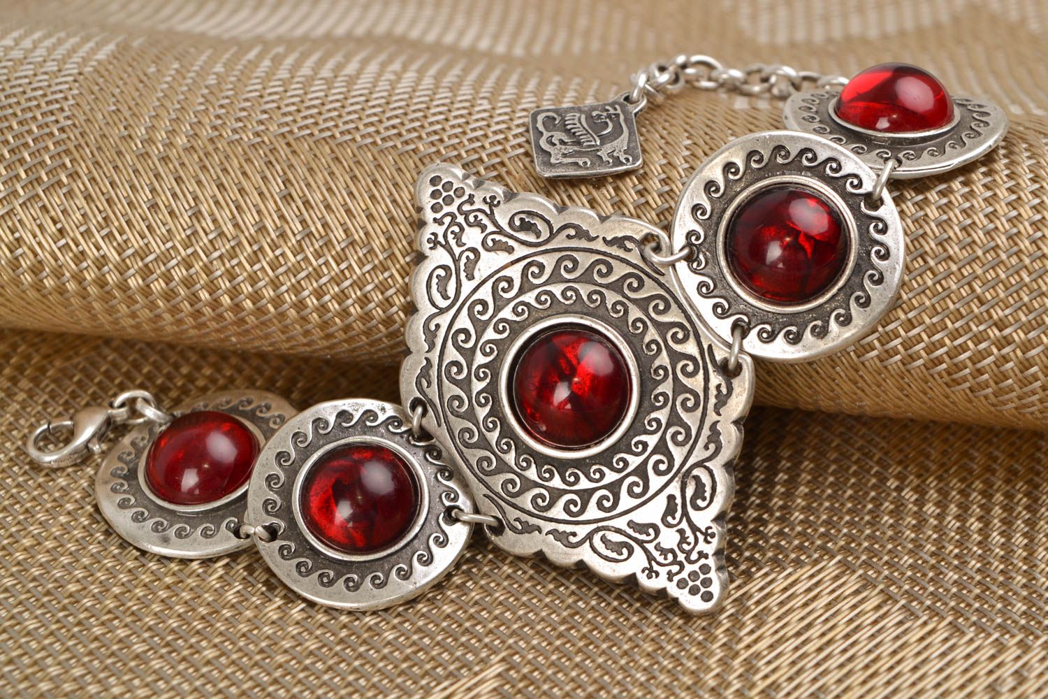 Bracelet en métal avec cabochons en verre rouges fait main ethnique pour femme photo 1