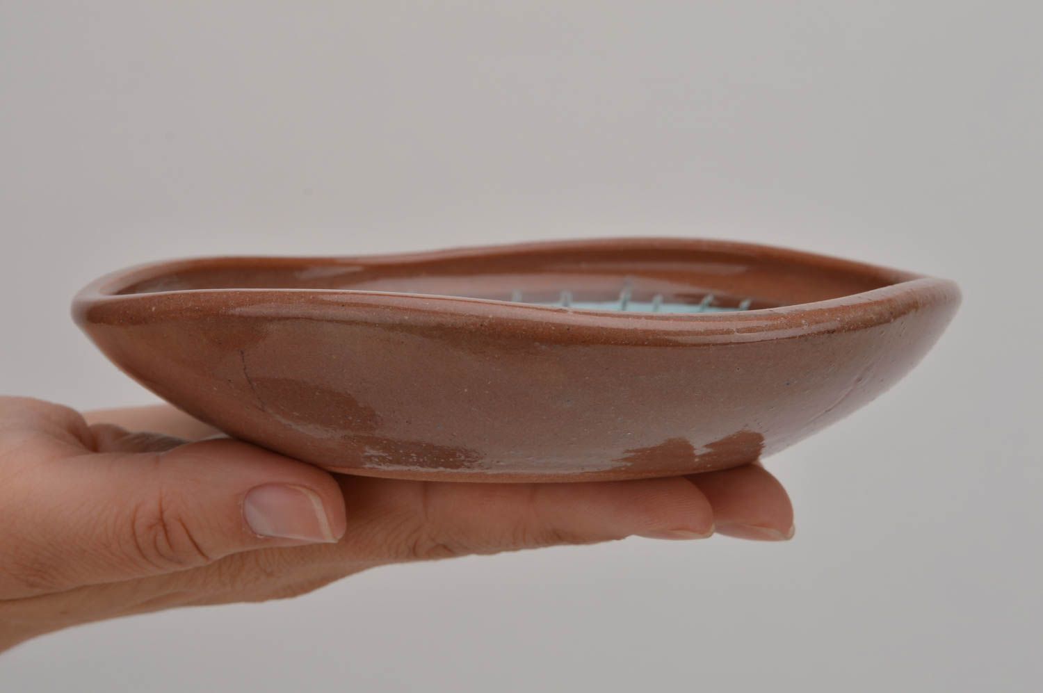 Необычная декоративная тарелка вылепленная вручную из глины с росписью глазурью фото 3