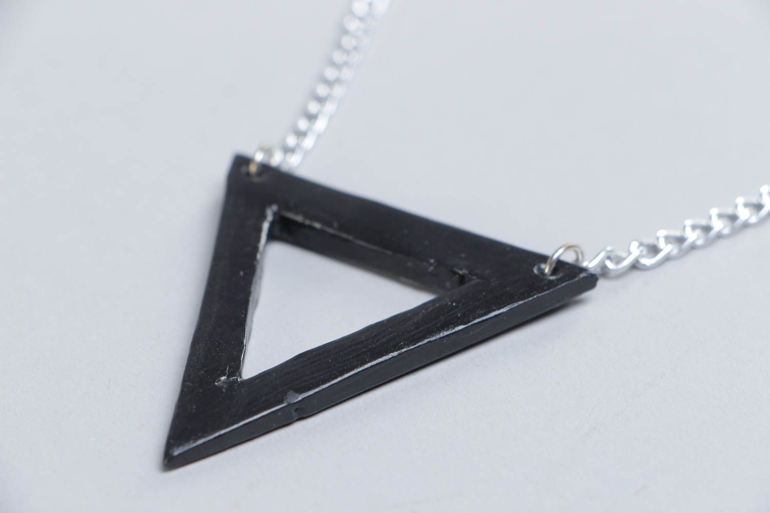 Colgante artesanal de arcilla autosolidificada con forma de triángulo con cadenita  foto 3