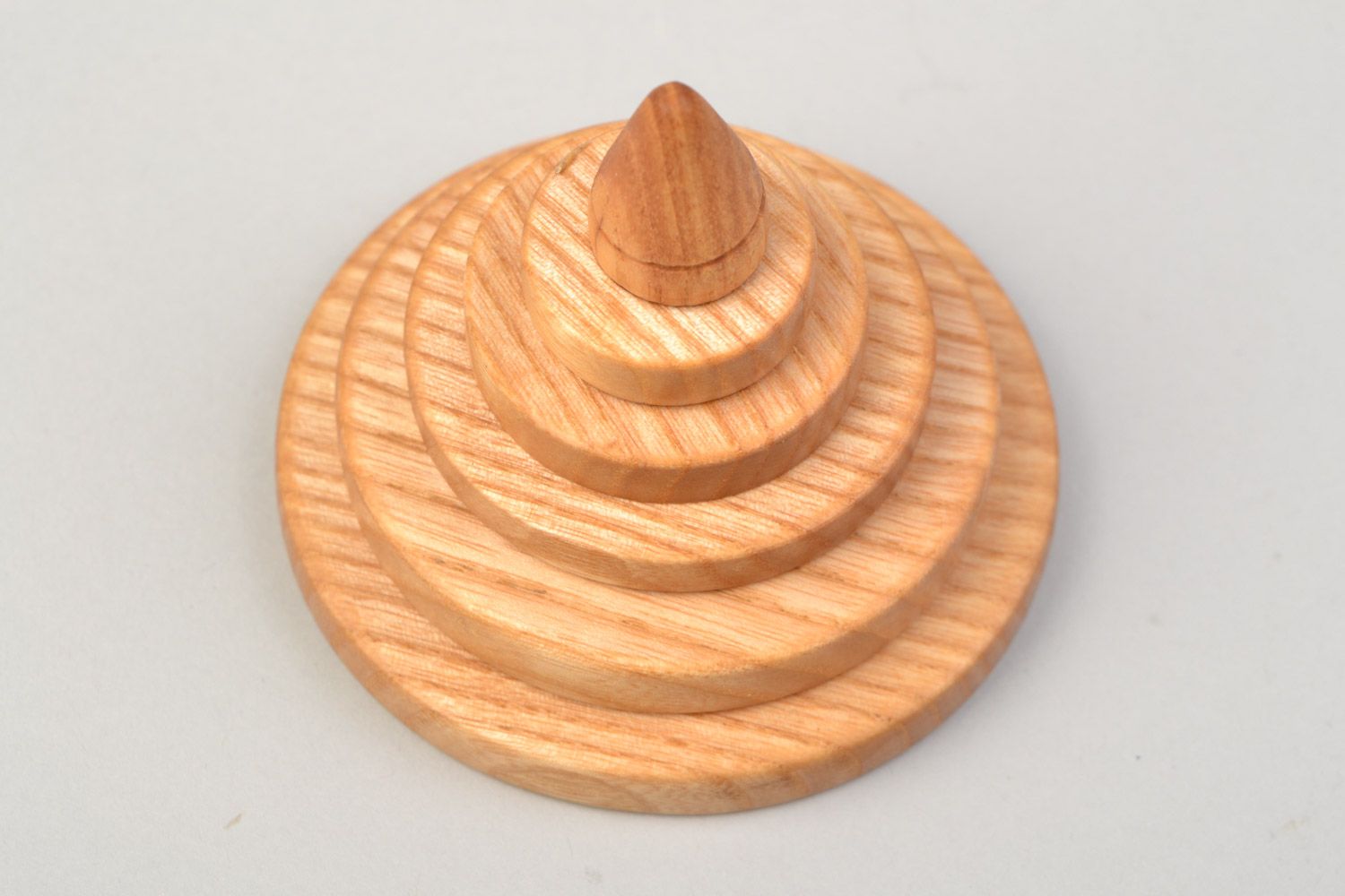 Детская игрушка пирамидка развивающая из древесины ясеня ручной работы фото 3