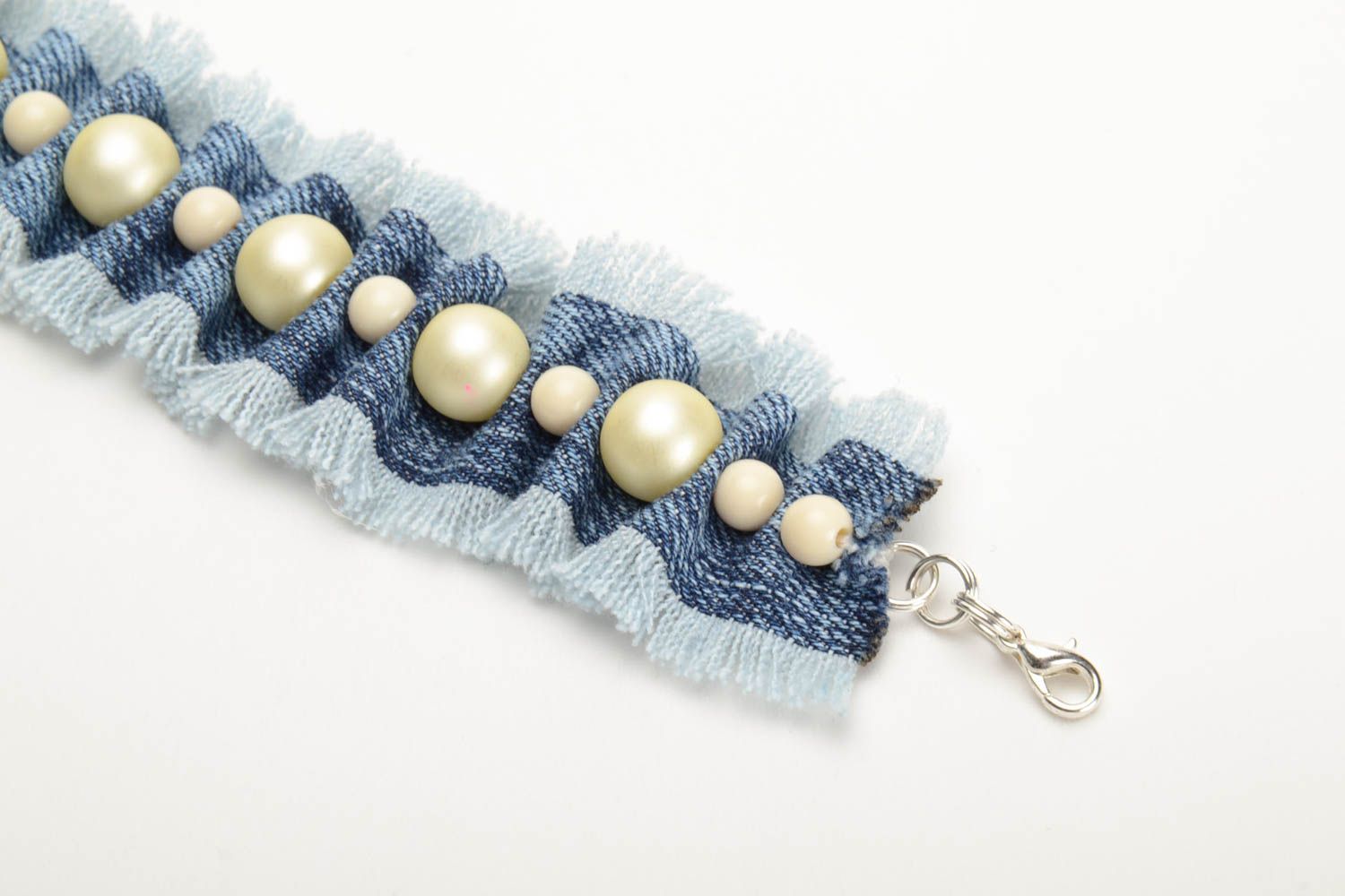 Bracelet en tissu jean bleu et fausses perles design original fait main  photo 2
