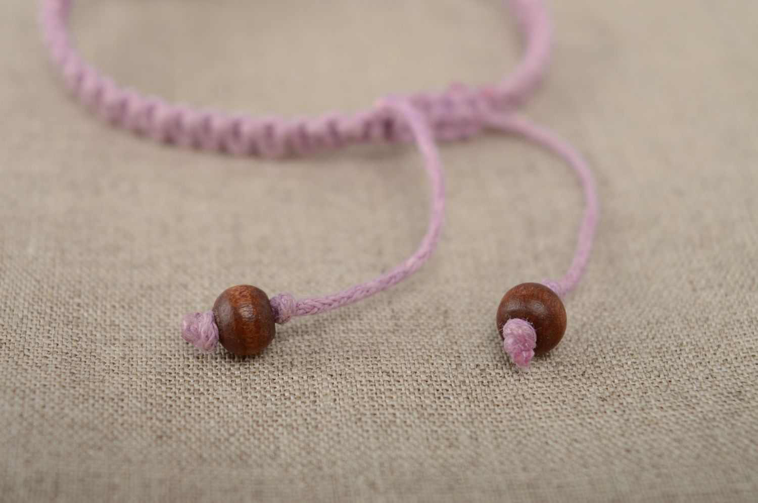 Bracelet en macramé fin rose avec perles de bois fait main pour femme Fleur photo 4