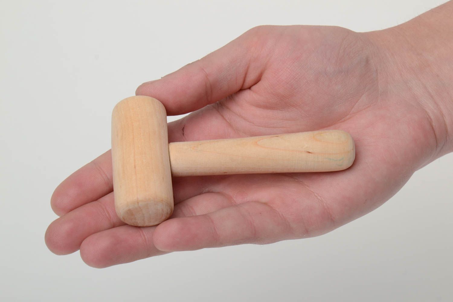 Juguete de madera con forma de martillo hecho a mano para juegos infantiles foto 5