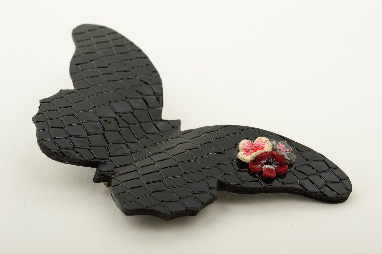 Broche design faite main Bijou en cuir naturel papillon noir Cadeau femme photo 3