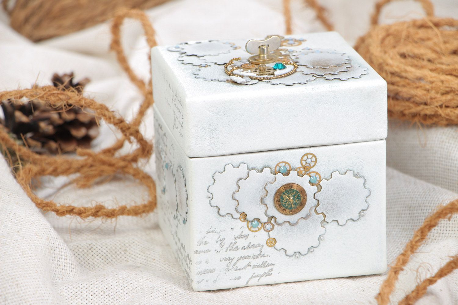 Boîte carrée en bois de style steampunk avec détails de montre faite main photo 1