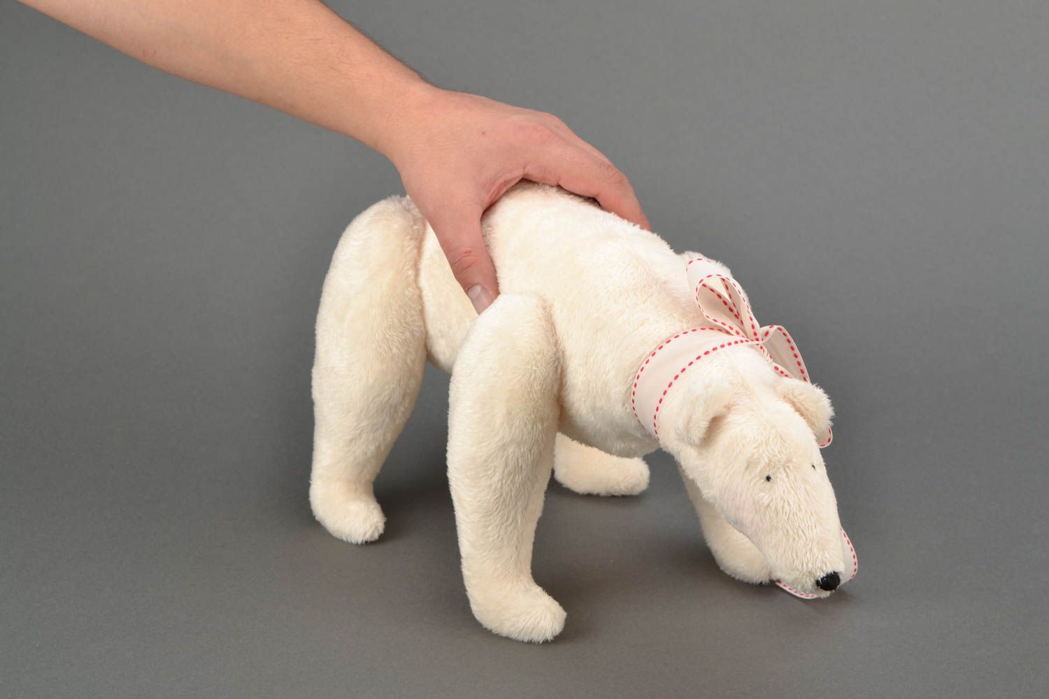 Авторская мягкая игрушка в виде белого медведя фото 2